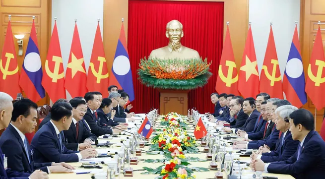 Top Vietnamese, Lao leaders hold talks in Hanoi