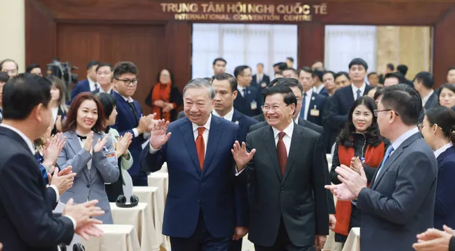Top Lao leader briefs on outcomes of LPRP's 12th National Congress in Hanoi