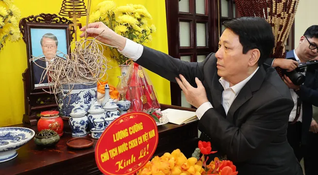 State President offers incense in tribute to late Party, State leaders