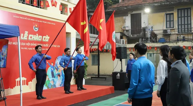 Vietnamese youth support 14th Party Congress with nationwide flag raising