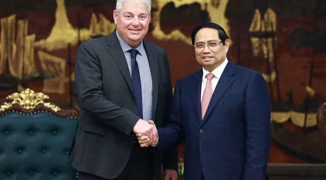 PM urges world’s leading semiconductor group to set up R&D centre in Vietnam