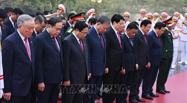 Delegates to 14th National Party Congress pay tribute to President Ho Chi Minh