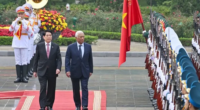 Vietnamese State President chairs official welcome ceremony for EC President
