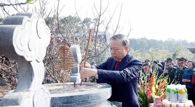 Party chief pays floral tribute to President Ho Chi Minh in Nghe An