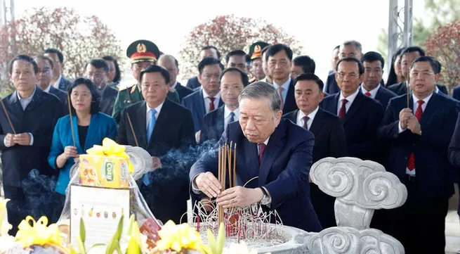 Party chief offers incense in tribute to late Party General Secretaries in Ha Tinh