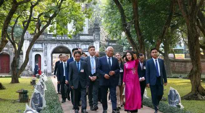 European Council President visits Temple of Literature, Ha Noi's metro line project