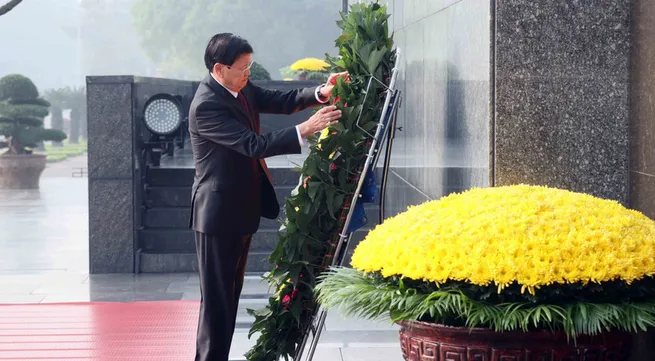 Top Lao leader pays tribute to President Ho Chi Minh