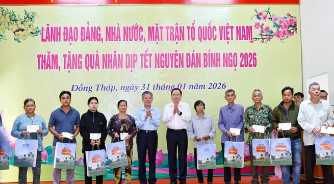 NA Chairman presents gifts to policy beneficiaries in Dong Thap province