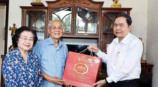 Top legislator pays tribute to former party, state leaders