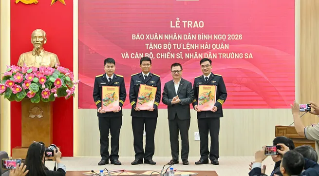 Nhan Dan Newspaper presents Tet issue to soldiers and people in border and island areas