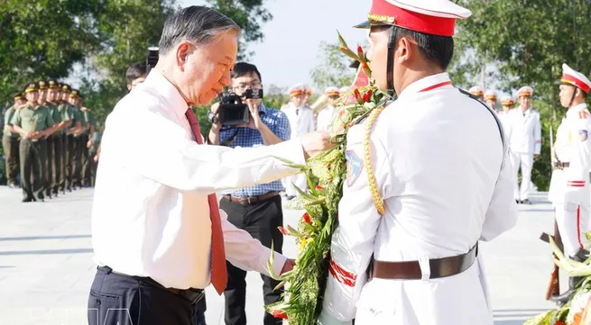 Party General Secretary offers incense in Tay Ninh, Ho Chi Minh City