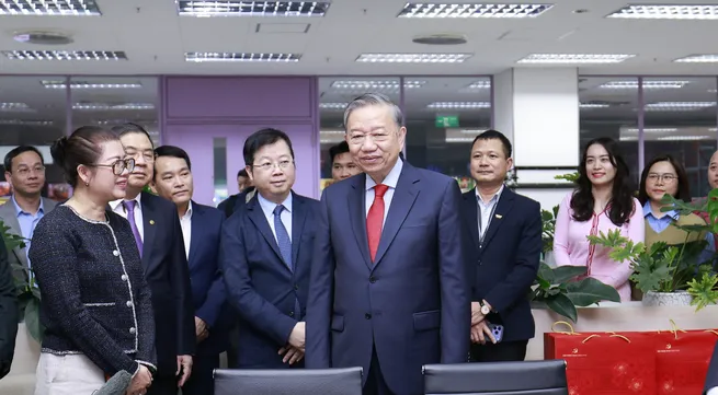 Party leader pays Tet visits to Vietnam Television, Voice of Vietnam