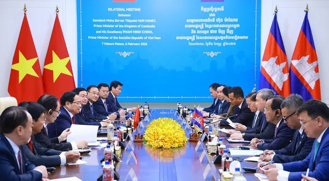 Vietnamese, Cambodian PMs discuss ways to further promote bilateral ties