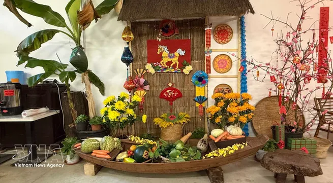 Vietnamese in France cherish traditional practices during Tet