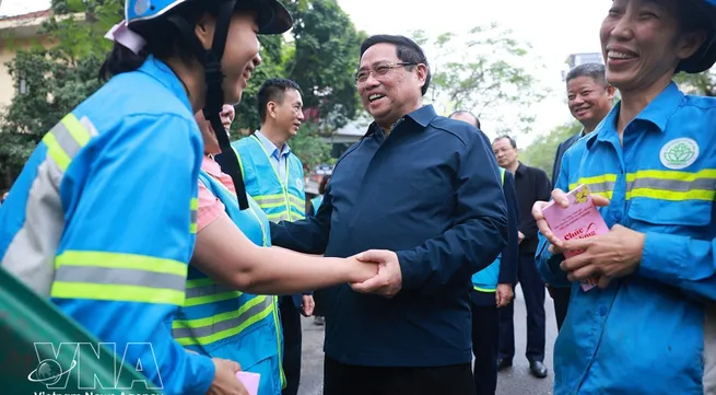 PM Pham Minh Chinh extends Tet greetings to environmental sanitation workers in Hanoi