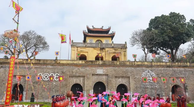 Tet flower street held for first time at Thang Long Imperial Citadel
