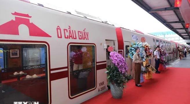 Australian writer shares impressions of Hanoi’s 'Five City Gates' tourist train