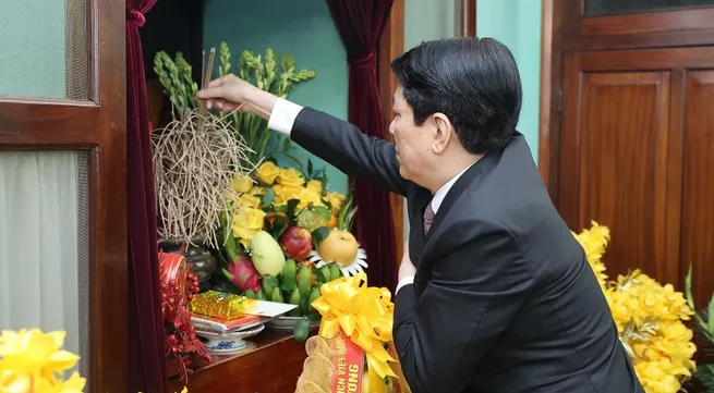 State leader pays tribute to President Ho Chi Minh at House 67