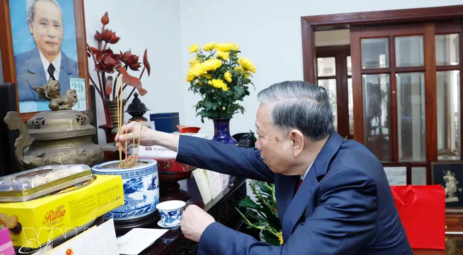 Party chief offers incense in tribute to late PM Pham Van Dong