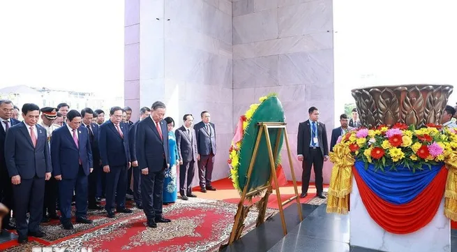 Vietnamese Party leader lays wreaths at several monuments in Phnom Penh