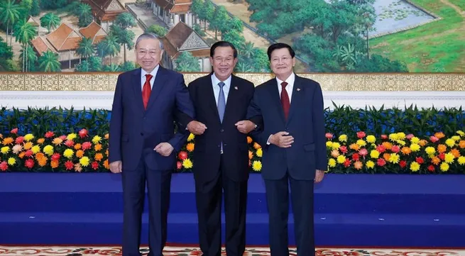 Party chiefs of Viet Nam, Laos, Cambodia meet in Phnom Penh