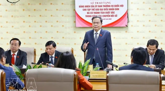 NA Chairman presents certificate of merit to 'Dai bieu Nhan dan' Newspaper