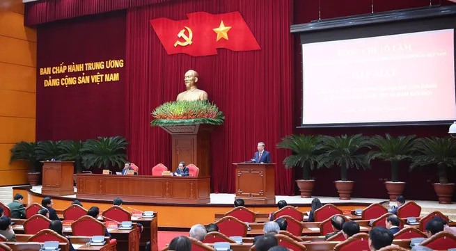 Party chief meets with members of subcommittees preparing for 14th National Congress