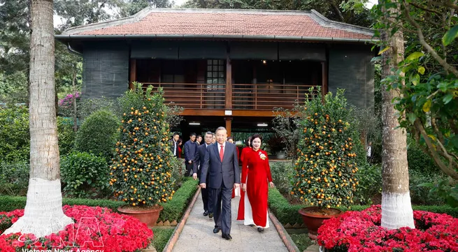 Party chief offers incense in tribute to kings, President Ho Chi Minh