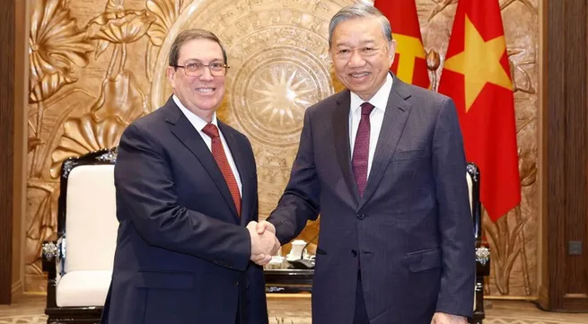 Top leader receives special envoy of Cuban Party and State