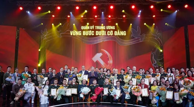 Party chief honours winners of “Steadfast Under the Party's Flag” press awards