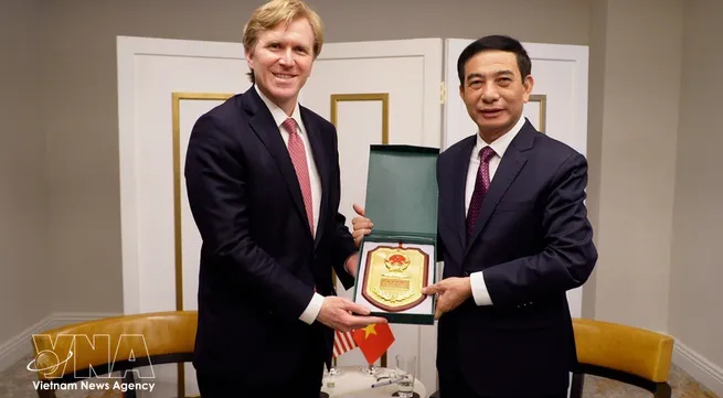 Vietnamese Minister of National Defence receives US Under Secretary of War