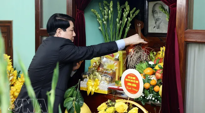 State President offers incense in tribute to President Ho Chi Minh at House 67, Bac Bo Phu
