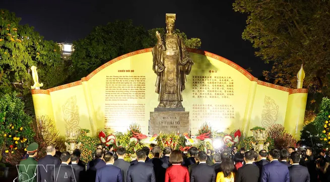 Party leader offers incense at Ly Thai To Monument, extends Tet greetings to Hanoi residents