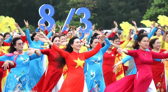 March shines with elegance of 'Ao dai'