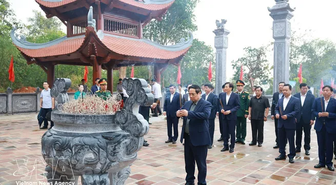 PM pays tribute to President Ho Chi Minh, martyrs contributing to Dien Bien Phu Victory