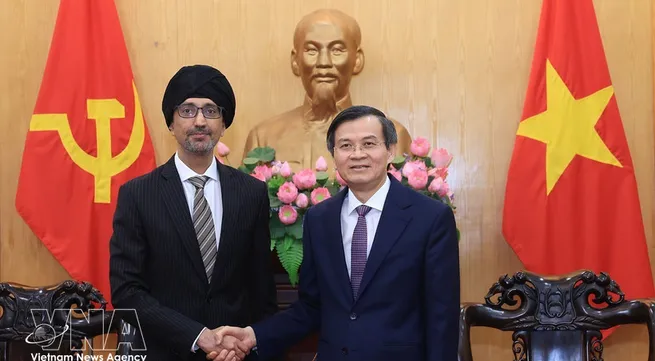 Vietnam, Singapore step up cooperation in training strategic-level officials