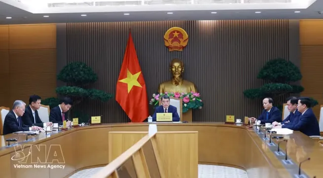 Vietnamese Prime Minister holds phone talks with Singaporean counterpart