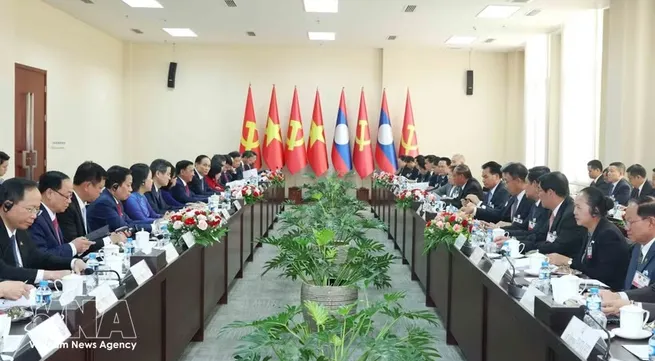 Permanent member of Party Central Committee’s Secretariat holds talks with Lao counterpart