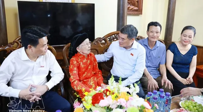PM Le Minh Hung pays tribute to revolution contributors in Hai Phong