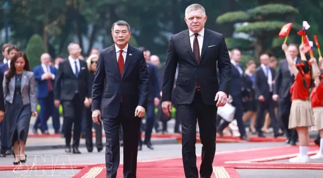 Vietnamese Prime Minister chairs official welcome ceremony for Slovak counterpart