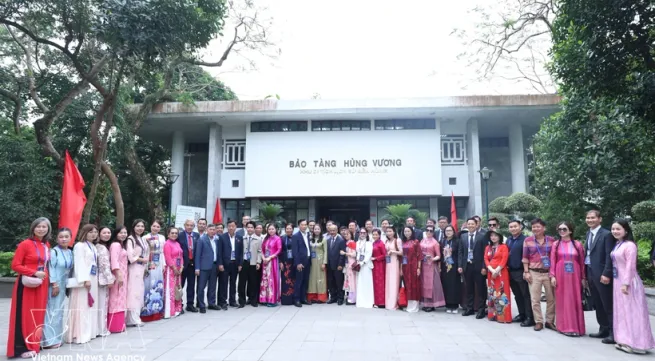 Overseas Vietnamese offer incense in tribute to Hung Kings