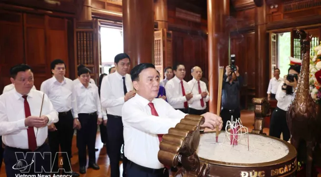 Party Secretariat’s permanent member pays tribute to President Ho Chi Minh in Nghe An