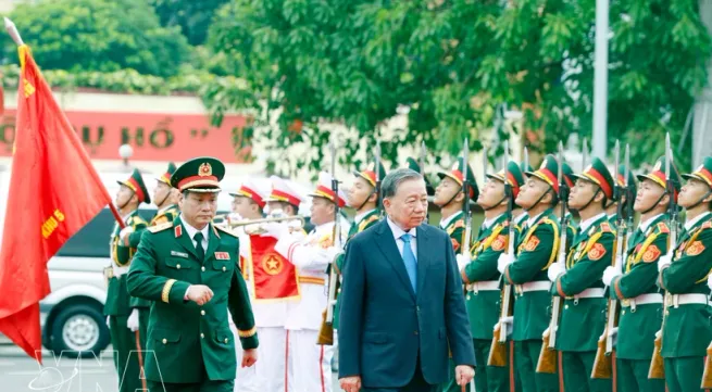 Top leader requests Military Region 5 to play core role in building all-people defence