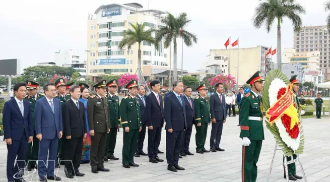 Party General Secretary, State President offers incense in tribute to fallen heroes in Da Nang