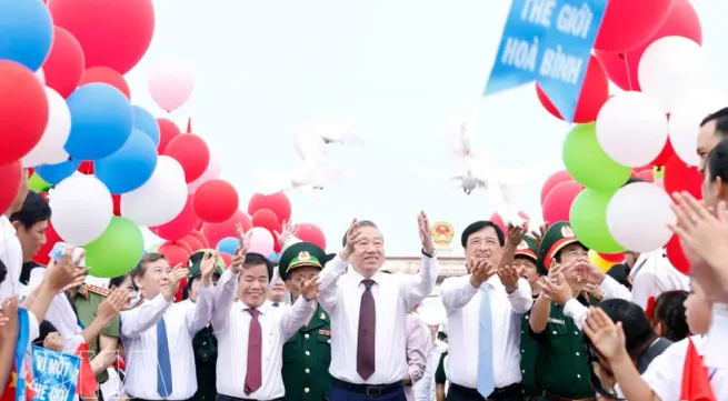 Top leader attends flag-raising ceremony in Quang Tri