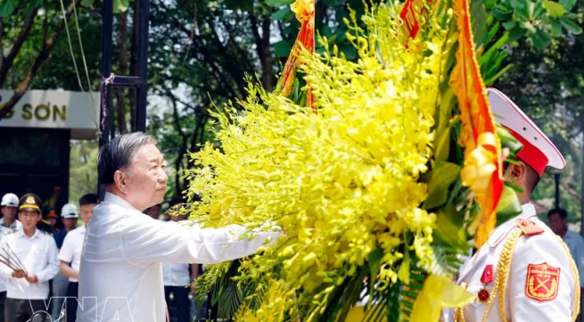 Top leader pays tribute to General Vo Nguyen Giap, martyrs in Quang Tri