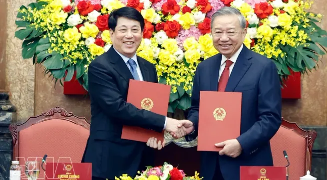 Task handover ceremony held between Party General Secretary, State President To Lam and former State President Luong Cuong