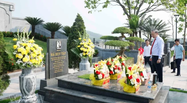 Top leader pays tribute to late Party General Secretary Ha Huy Tap in Ha Tinh province