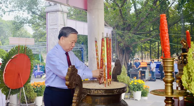 Top leader offers incense at Hill 82 Tan Bien Martyrs’ Cemetery