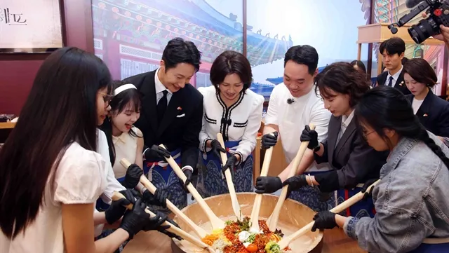 RoK First Lady experiences Korea Culture and Tourism Festival in Vietnam